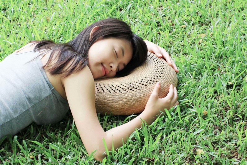 台藺工坊的甜心趴睡枕，以苑裡藺草加乘皮革所設計的生活用品系列。   圖：台灣工藝中心/提供