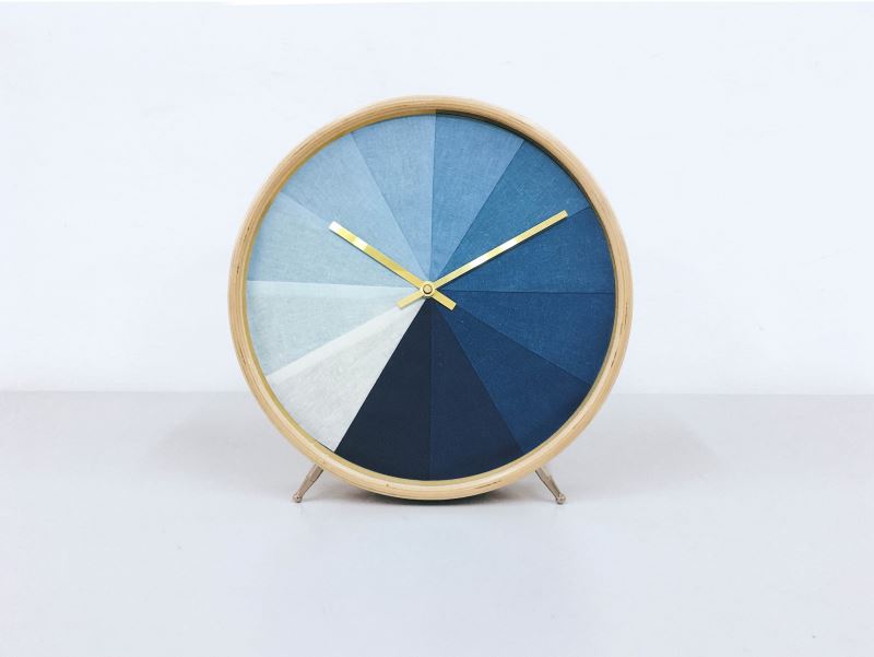 「太平藍」的12格漸層藍靛紋樣的設計掛鐘，既精緻又特殊。   圖：台灣工藝中心/提供