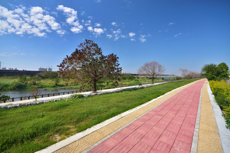 為了改善筏子溪，從永春東路至烏日高鐵站河段左岸的高灘地，打造長達1.8公里兼具河岸景觀與親水空間的「筏子溪迎賓廊道」。   圖：台中市政府提供