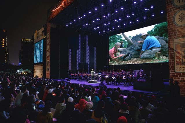 高雄春天藝術節草地音樂會推出「侏羅紀公園」全版電影，是第一部使用dts音效系統的電影。   圖：高雄市文化局提供