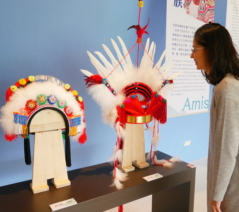 台灣原住民族各族帽飾給人華麗又莊重的印象，蘊涵著傳統文化藝術的特質，原物民各族的不同帽飾的蘊藏不同象徵與意義。   圖：十三行博物館提供