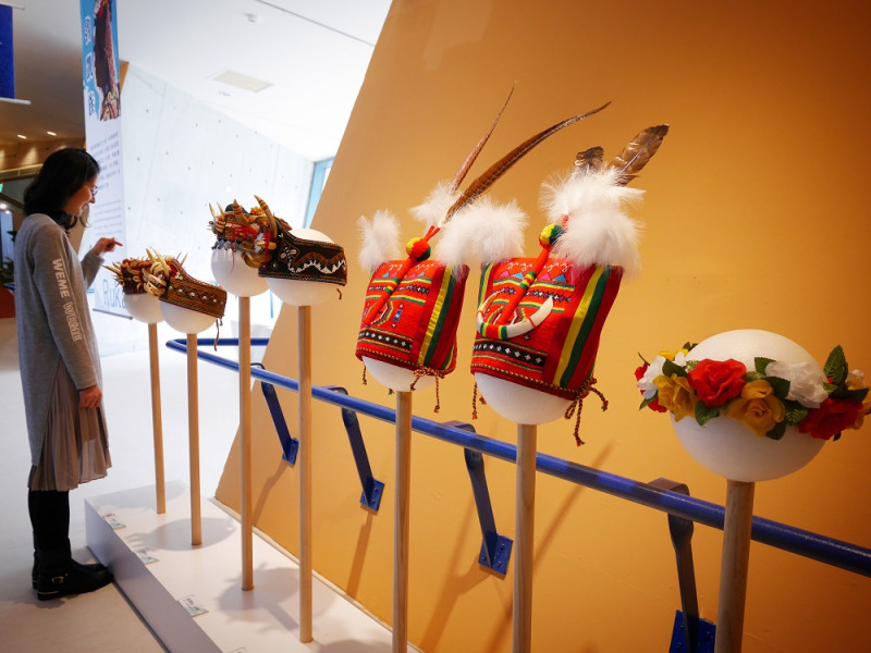 十三行博物館即日起至8月26日展出「原帽•重現-臺灣原住民族帽飾特展」，集結16族極具特色的帽飾、32件各族特色帽飾，還可動手觸摸黃藤、香蕉絲以及苧麻衣飾常用原料。   圖：十三行博物館提供