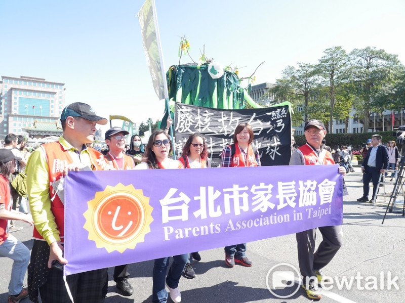 台北市家長協會也有來參加遊行。   圖：趙婉淳／攝