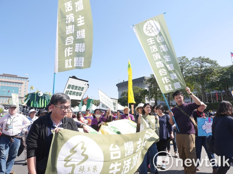 台灣主婦聯盟生活消費合作社也到場參加遊行。   圖：趙婉淳／攝