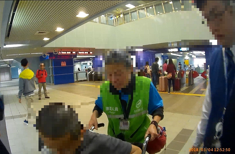 員警最後順利將黃民送至捷運站搭車。 圖 : 南港分局/提供
