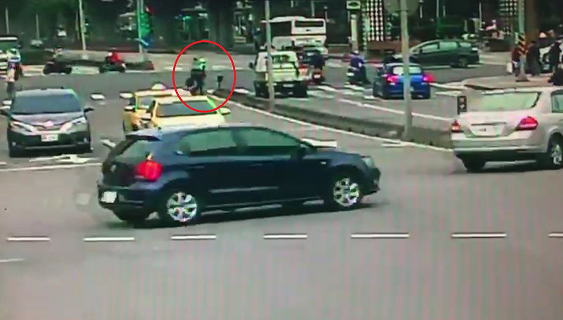 員警背起黃民迅速通過馬路。   圖 : 南港分局/提供
