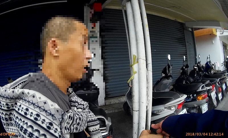 員警試圖攙扶黃民過馬路。 圖 : 南港分局/提供