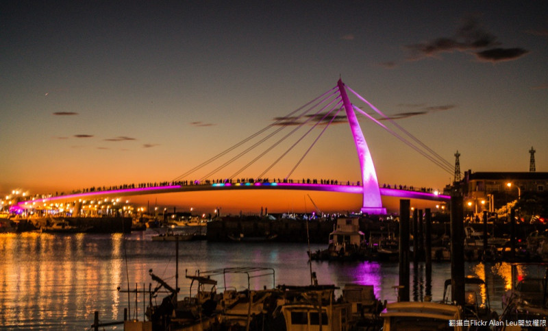 情侶必去的夜景橋，絕對有淡水漁人碼頭旁浪漫的情人橋，是新北市夜景景觀橋的先驅！   圖：翻攝自Flickr/ Alan Leu開放權限