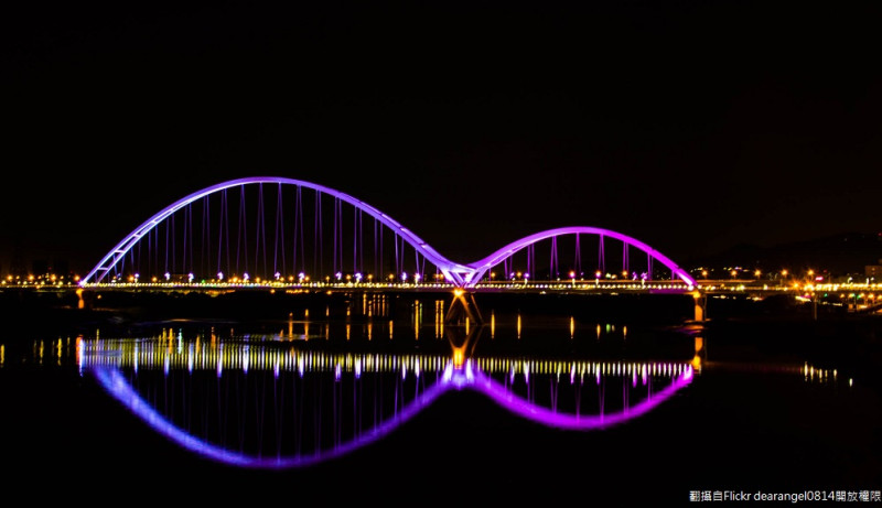 晚上到新月橋周遭可以欣賞以「光之律動」為主題的光雕秀，投射在水邊延伸出的整體景觀，是許多遊客與攝影愛好者的熱門夜景地標。   圖：翻攝自Flickr /dearangel0814開放權限