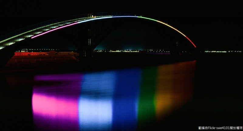 澎湖夜晚的西瀛虹橋，拱橋在夜間上燈後呈現紅、橙、黃、綠、藍、靛、紫七彩霓虹光，夜晚的西瀛虹橋炫目奪人！   圖：翻攝自Flickr/ swe4101開放權限