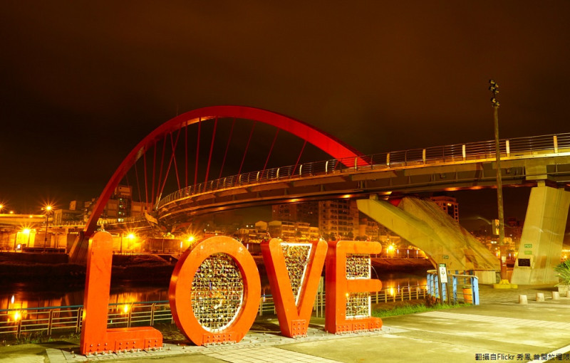 彩虹橋特別是橋下有座「愛情廣場」，情侶與夫妻們可以來此買把鎖，在LOVE的裝置藝術鎖牆上鎖住兩人的愛情，相當具話題性！   圖：翻攝自Flickr /秀鳳 曾開放權限
