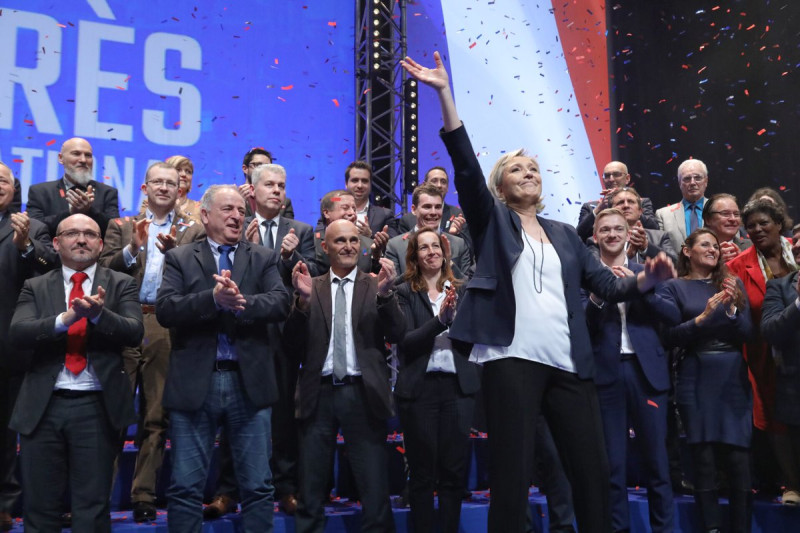 法國極右翼政黨「國民陣線」黨魁的勒龐（前排舉手者）11日宣布政黨將改名，爭取更多支持者。   圖：翻攝勒龐推特