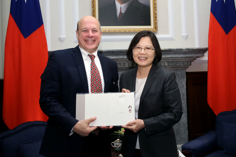 美國國務院亞太副助卿暨APEC資深官員馬志修(圖左)表示，美國始終支持台灣持續作為APEC的正式會員，永遠不會受到阻礙。 圖為資料照片。   圖：總統府/提供 資料照片