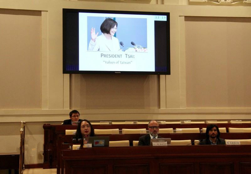 政務委員唐鳳10日出席梵蒂岡宗座社科院研討會，介紹台灣的數位民主。她以蔡總統的台灣價值開場，並在iPad背後貼上中華民國與梵蒂岡國旗。   圖：駐教廷大使館/提供