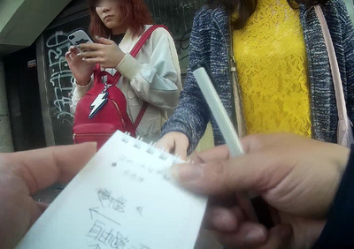 兩名日籍女子日前到台中旅遊，想搭車回北部卻迷失方向，她們向警方求助，員警細心寫下前往車站沿路的路名及轉彎方向後，女子順利趕往車站搭車。   圖 : 翻攝畫面