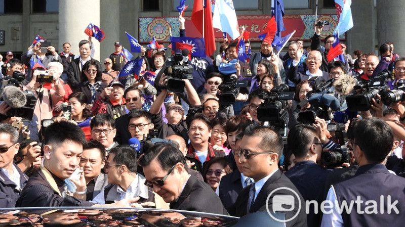 前總統馬英九離去前，支持者簇擁而上，深受熱烈歡迎。   圖：趙婉淳/攝
