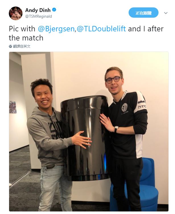 TSM老闆Reginald也跟進再傳一張自己與Bjergsen，以及一個黑色垃圾桶的合照，並tag了DL，嘲諷效果十足。。   圖：翻攝自 Andy Dinh 推特