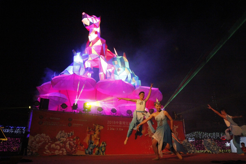 2018中台灣元宵燈會清水港區藝術中心燈區舞者表演相當熱鬧。   圖：台中市政府/提供