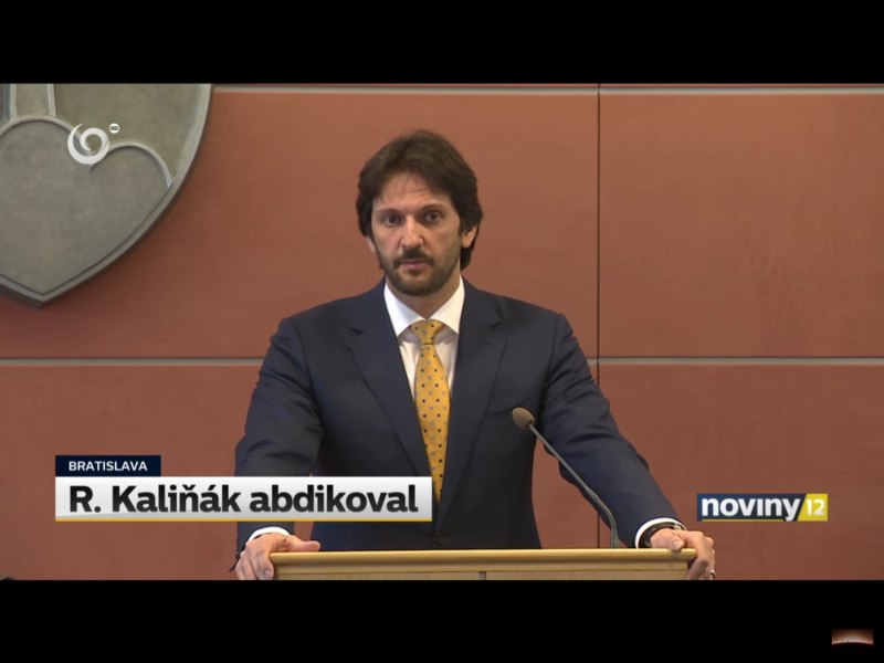 法新社報導，卡利尼亞克（Robert Kalinak）告訴記者說：「我想為了履行我的職責，我必須盡一切努力維護斯洛伐克的穩定，基於這項原因，我決定辭去副總理兼內政部長。」   圖：翻攝自Youtube