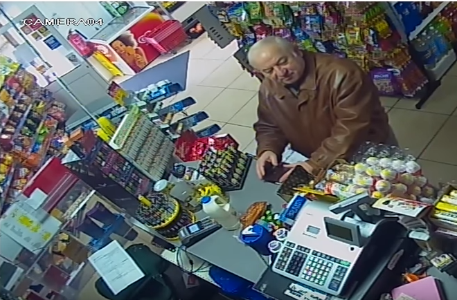 前俄羅斯雙面間諜斯克里帕爾遭到下毒，目前生命垂危，圖為他出事前往附近超市購物影像。    圖：翻攝YouTube/Itv news