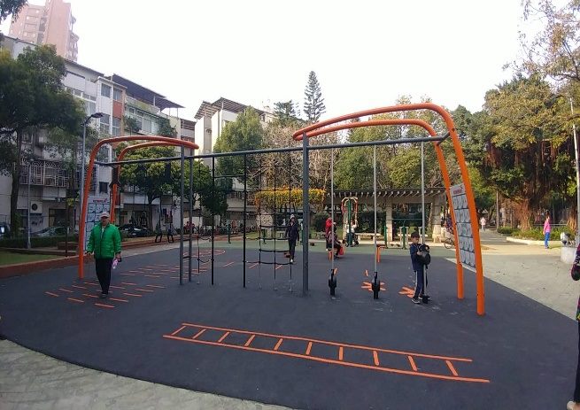 立農公園內的兒童遊戲場以八仙圳為主題發想，搭配八仙過海的概念。   圖：台北市工務局提供