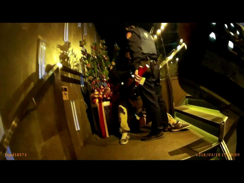 台北市政府警察局保安警察大隊員警在八德路四段某餐廳二樓逮捕楊姓嫌犯。   圖：台北市政府警察局保安警察大隊/提供