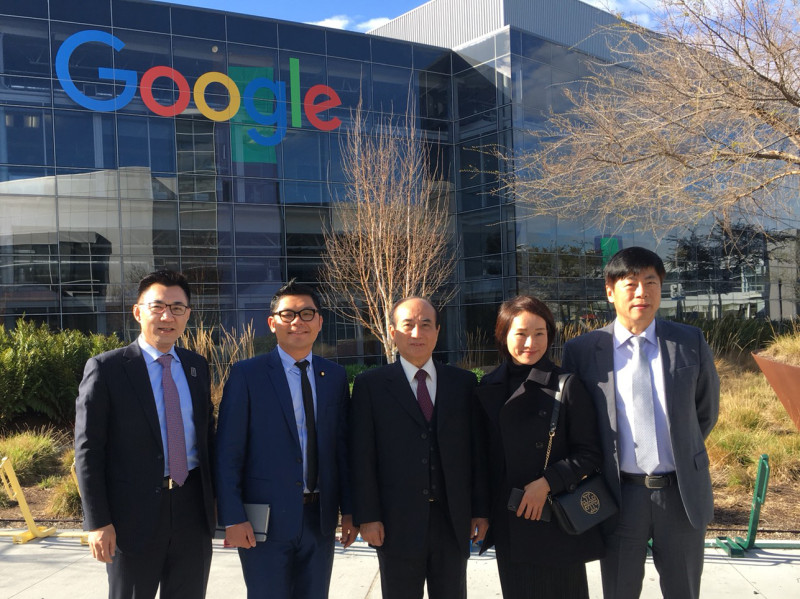 立委們在谷歌Google總部前合影。   圖 : 許毓仁/提供