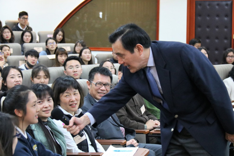 前總統馬英九出席東吳成中校區崇基樓實習法庭演講，期間與學生熱烈互動。   圖：東吳大學/提供