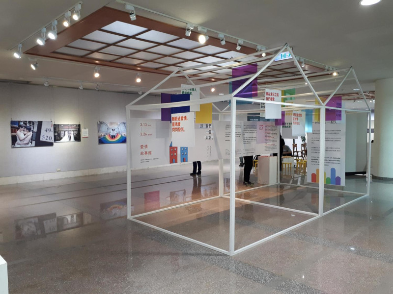成大總圖書館B1藝廊也展出「許我們一個未來-愛情故事館」。   圖 : 挺同團體/提供
