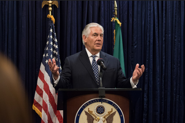 美國國務卿在被開除前，還在奈及利亞訪問，為美國駐奈國大使館工作人員打氣。   圖：翻攝美國國務院flickr