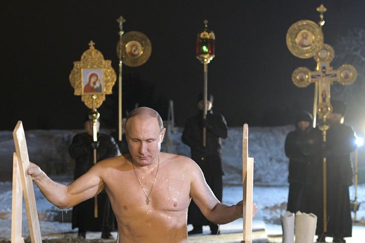 本次競選當中，現年65歲的普京再次展現他裸露胸部，在一個宗教節日時潛入刺骨的冰水中。   圖：達志影像/路透社