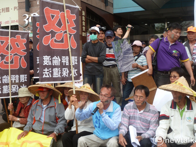 有數十位年紀很大的台南龍崎的阿公阿婆今（14）天特別到民進黨中央抗議。   圖：謝莉慧/攝
