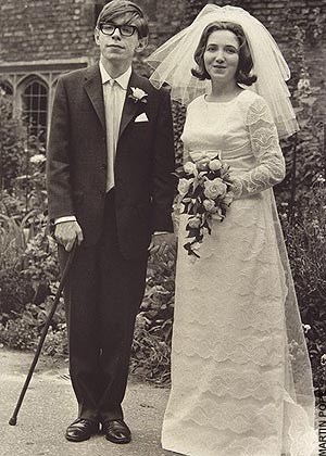 霍金與第一任妻子結婚時的合影，當時的他還能靠著拐杖行走。   圖：翻攝自Hawking