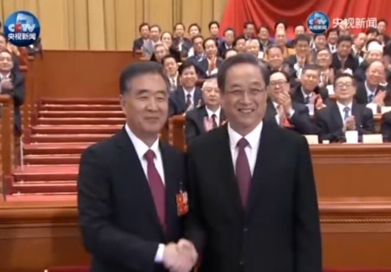 中國政協委員會第13屆主席汪洋（右）與第12屆主席俞正聲握手致意。   圖：翻攝中國央視