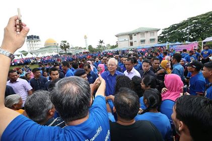 馬來西亞總理納吉前年因涉及貪腐遭到強力反彈，政權搖搖欲墜。但晚近重新站穩腳步，信心滿滿，甚至敢提早改選。   圖：翻攝自納吉臉書