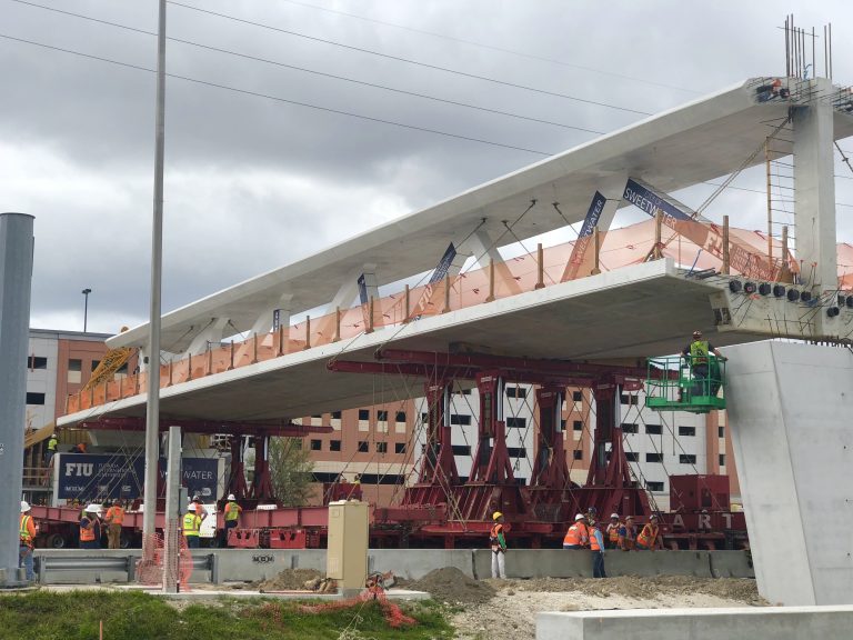 美國佛羅里達國際大學10日才安裝新型工法建造的天橋，工程進度超前。   圖：翻攝FIU官網