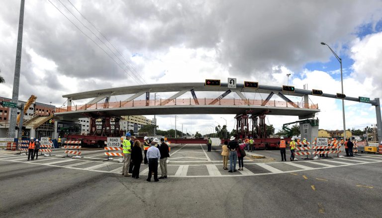 佛羅里達國際大學新的天橋橫跨8車道，工程費高達1420萬美元，雖然預計明年才完工。   圖：翻攝FIU官網
