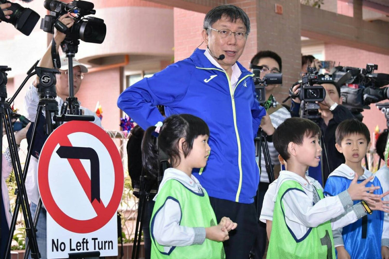 台北市長柯文哲上午前往參訪文昌國小雙語實驗學校。   圖：台北市政府 / 提供