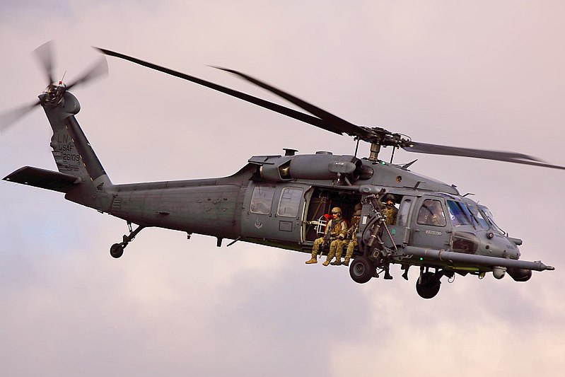 美軍一架直升機16日在伊拉克西部墜毀，機上7名美軍全部罹難。圖為HH-60直升機。   圖：翻攝維基百科/By Tim Felce