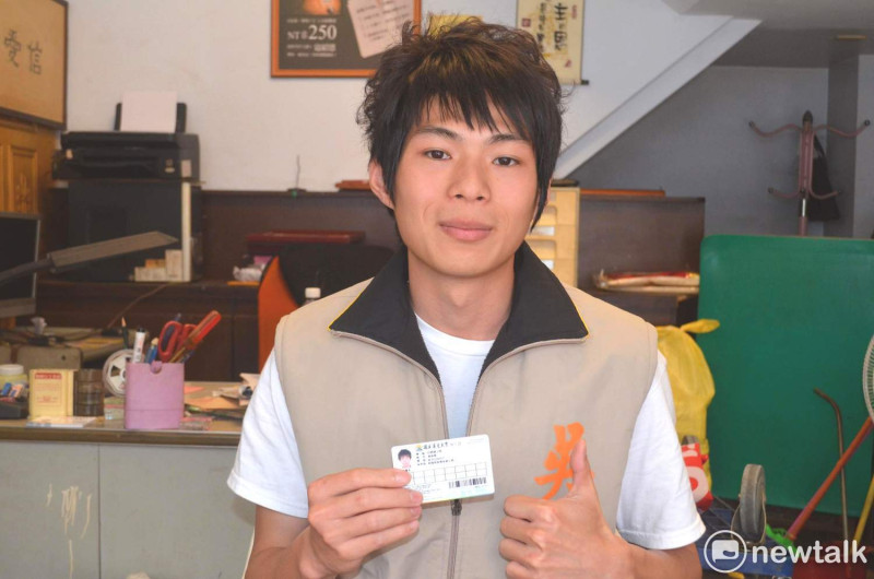 吳卷霖還是碩士一年級學生，手上拿的是他的學生證。   圖：蔡坤龍/攝