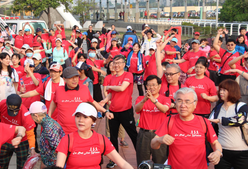 「為女著紅為心而跑」路跑活動，吸引千名跑者參加。   圖：高雄市政府/提供