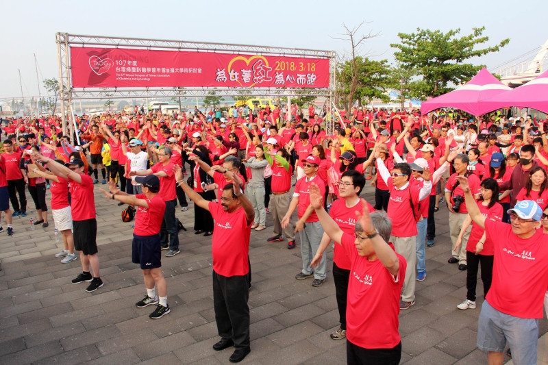 著紅日」透過身穿紅衣、起身運動，以實質行動關心婦女健康。   圖：高雄市政府/提供