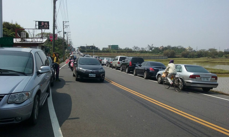 桃園市彩芋季現場的四個管制路口外的路邊也停滿車輛。   圖：桃園市政府提供