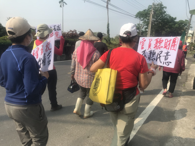 自救會今(18)日邀請友宮宮廟神明們，及飲用泰山取水口的六村村民參加，各界關懷水資源的環保團體及現任議員與候選人、高樹鄉十九村村長以及代表們也共同來參與。   圖：屏東縣議員蔣月惠/提供