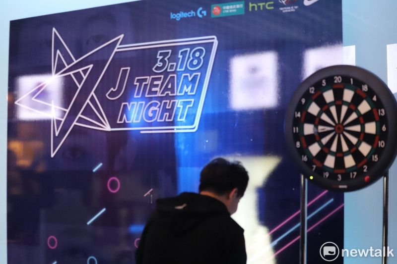 這次的「J Team Night」螢光派對，將電競館搖身一變成為小型酒吧，提供了飛鏢遊戲區，玩家趁著比賽開場前玩得相當盡興。   圖：蔡幸秀/攝