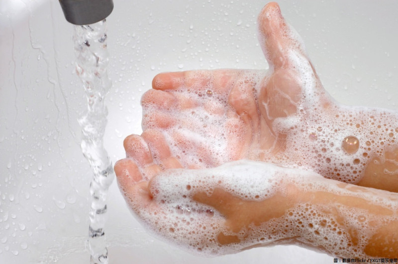 除了戴口罩之外，還要記得多洗手，因為病毒容易從口、鼻、眼侵入身體，讓你成為流感患者！   圖：翻攝自Flickr／FXGT開放權限