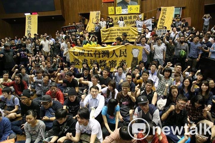 318學運攻佔立法院，是過去反對運動首見。香港這次示威群眾衝進立法會則被比為港版太陽花。   圖：新頭殼資料照片