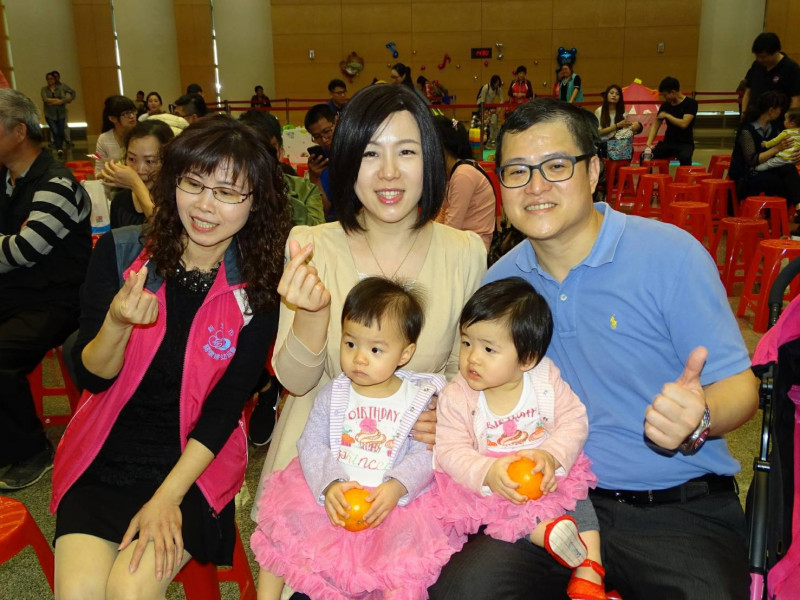 劉美芳、郭景裕夫婦帶著自己的雙胞胎寶貴，參加「寶寶運動會」。   圖：劉美芳/提供