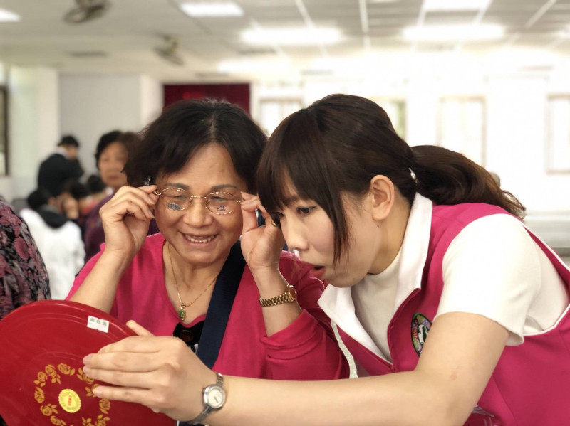 張維倩舉辦「低收入戶與敬老眼鏡」贈送活動，除了提供基礎視力檢查，更倡導視力保健。   圖：張維倩/提供