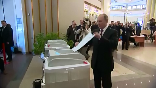 俄羅18日舉行總統大選，現任總統普亭（前）老神在在。   圖：翻攝هواداران ولادیمیر پوتین普亭粉絲社團臉書